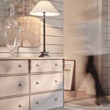 Flamant Kommode Larsson mit Muschelgriffen, Tischlampe und Bonbonglas vor Holzlamellen-Wand